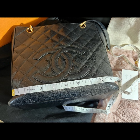 CHANEL
BLACK QUILTED CAVIAR PETITE SHOPPING TOTE (PST) - Picture 3 of 6